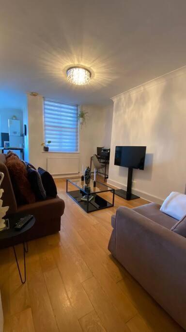 2 Bedroom Flat In Camberwell Green - Central Location With Excellent Connections To Tourist Attractions And Main London Airports Exterior foto