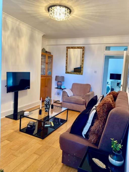 2 Bedroom Flat In Camberwell Green - Central Location With Excellent Connections To Tourist Attractions And Main London Airports Exterior foto