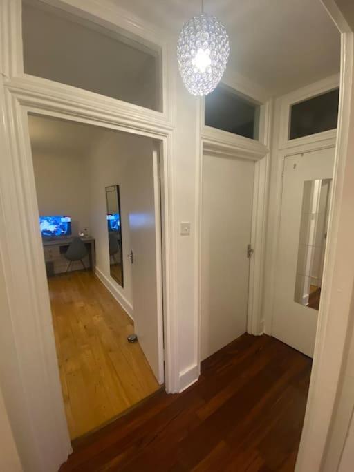 2 Bedroom Flat In Camberwell Green - Central Location With Excellent Connections To Tourist Attractions And Main London Airports Exterior foto