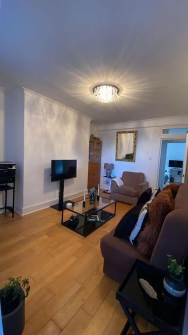 2 Bedroom Flat In Camberwell Green - Central Location With Excellent Connections To Tourist Attractions And Main London Airports Exterior foto